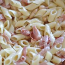 Mezze penne con cannellini e prosciutto crudo