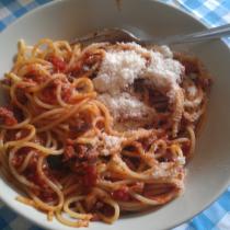 spaghetti al sugo di melanzane e salciccia