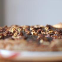 Crostata con marmellata mista e noci